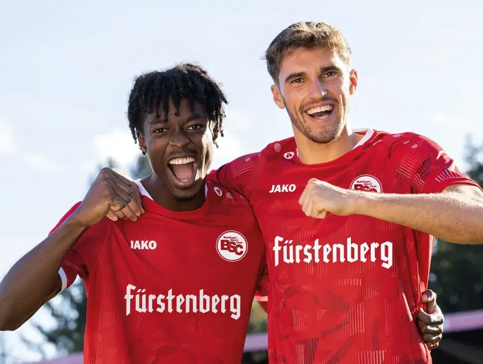 Fußballspieler im roten Trikot – Teamsport und Vereinsausstattung bei Sport Duwe Nordenham im Landkreis Wesermarsch